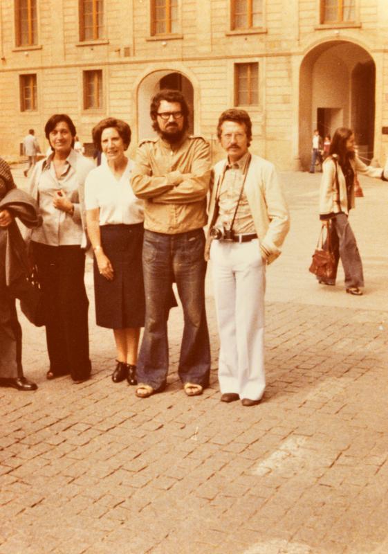 [Antoni Sàbat, amb altra gent, en un viatge a Praga]