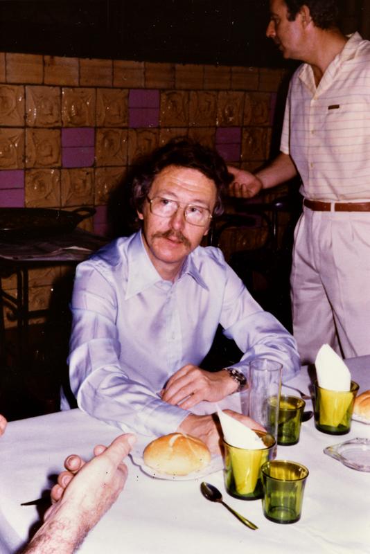 [Antoni Sàbat, i altres comensals, participant d’un àpat]