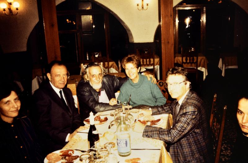 [Oriol Martorell, Ferenc Szekeres i Antoni Sàbat, entre d’altres comensals a un àpat amb el Cor Madrigal de Budapest]