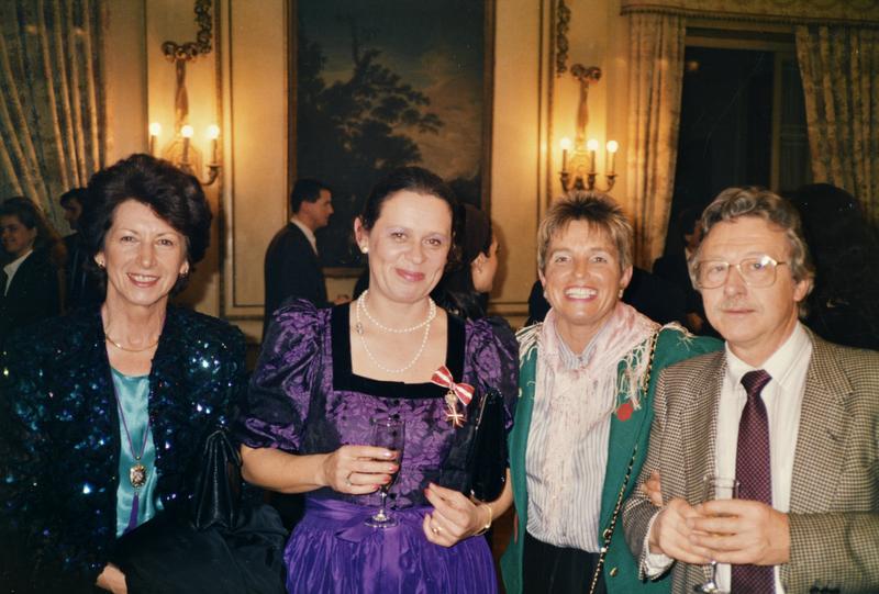 [Antoni Sàbat en diverses fotos de grup amb els assistents a un concert celebrat al Palau de Pedralbes]