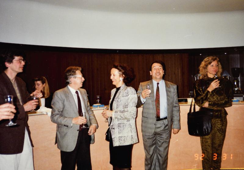 [Antoni Sàbat brindant amb els assistents a un acte social al Palau de la Música Catalana]