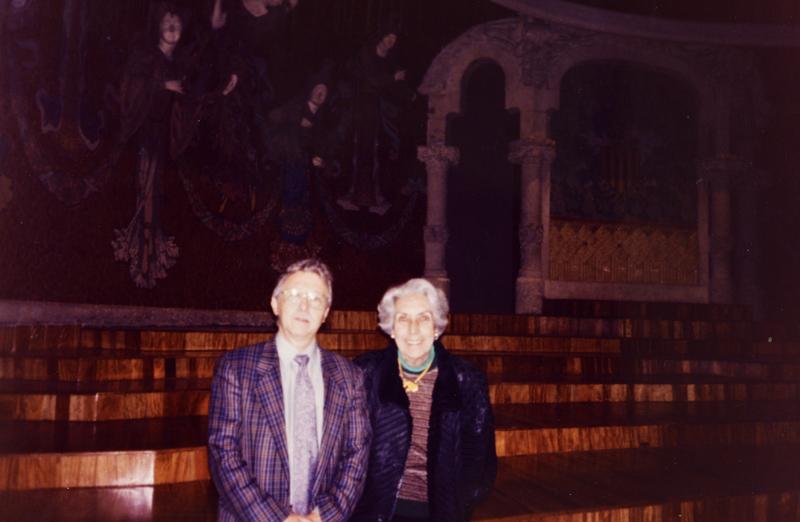 [Antoni Sàbat retratat amb una senyora a l’escenari del Palau de la Música Catalana]