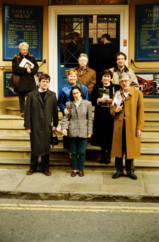 [Antoni Sàbat i un grup de persones davant de la Fairfax House de York, a Anglaterra]