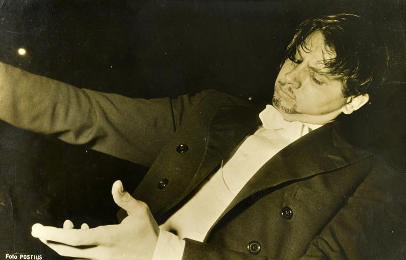 [Retrat de primer pla de Lluís Millet i Loras en plena direcció musical]