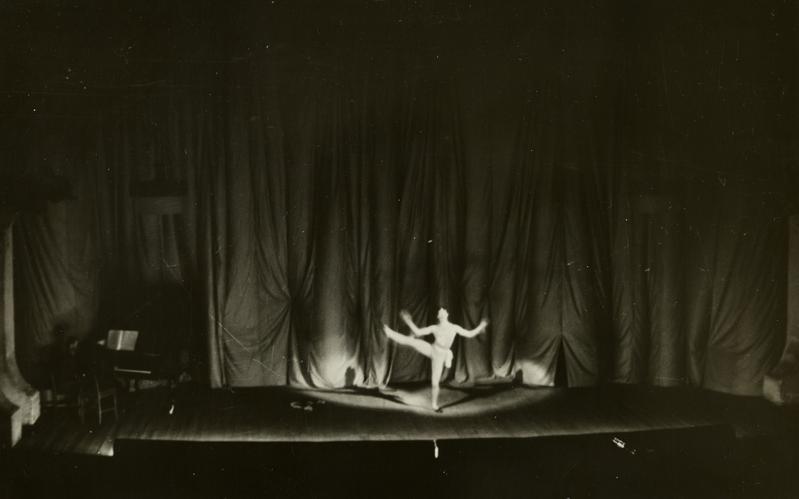 [El ballarí i coreògraf Joan Magriñà i Sanromà actuant al Palau de la Música Catalana]