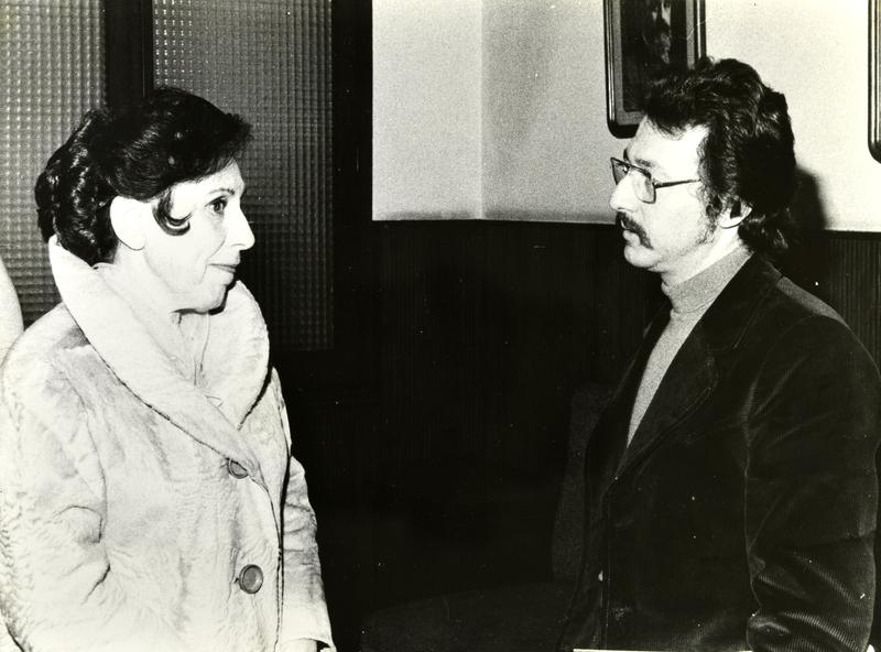 [Antoni Sàbat parlant amb la pianista Rosalyn Tureck]