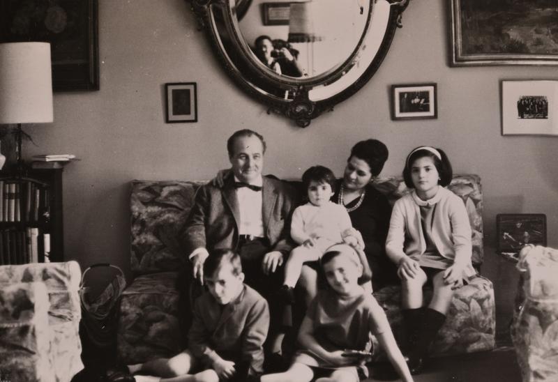 [Reportatge de Maria Canals i Rossend Llates, al seu domicili de Barcelona, acompanyats per Álvaro Agustí LLates, cosí germà de Rossend Llates, i dels seus fills]