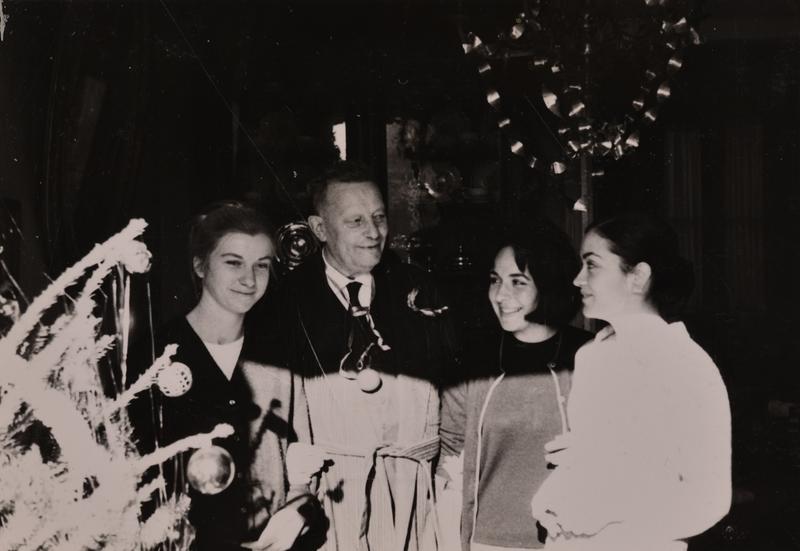 [Reportatge d’una celebració de Reis en el domicili de Maria Canals i Rossend Llates]