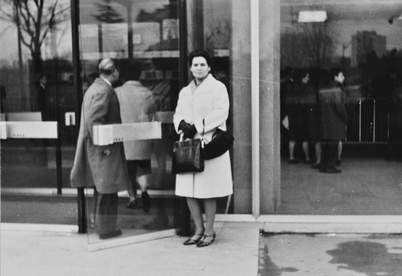 [Maria Canals, a la porta de la Casa de la Radio, a Paris]