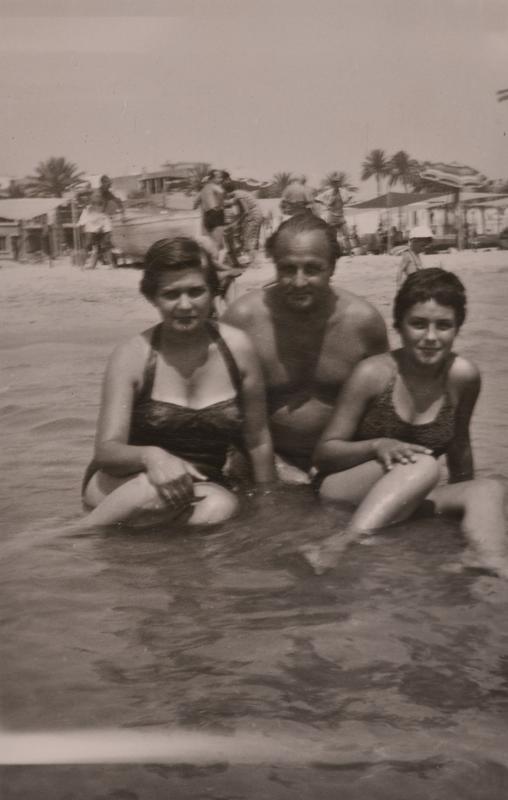 [Maria Canals, Rossend Llates, Leonora Milà i  Agnès Cendrós durant les vacances d’estiu a Vilanova i la Geltrú]