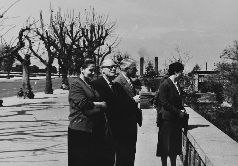 [Retrat de  Maria Canals, Emile Bosquet, Vlado Perlemuter i MariaTeresa Catà, a Montjuïc]