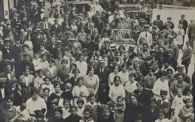 [Retrat d’un grup multitudinari de gent al carrer en què apareix Agnès Cendrós a la part inferior dreta]