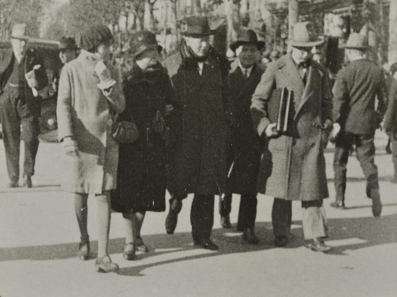 [Maria Canals, Agnès Cendrós i Joaquim Canals, amb altres persones, passejant pel carrer]