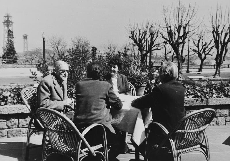 [Retrats de Maria Canals, Vlado Perlemuter, Maria Teresa Catà i Emile Bosquet, prenent un aperitiu a Montjuïc]