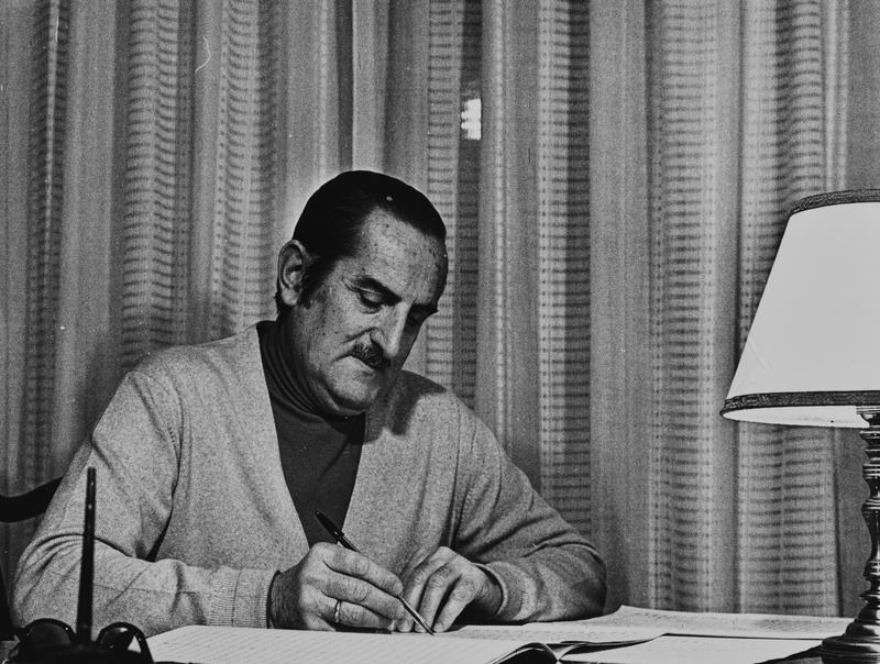 [Retrat de Josep Jordi Llongueres, revisant una partitura]