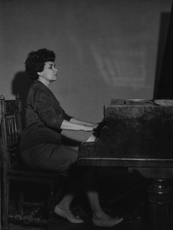 [Maria Canals tocant el piano]