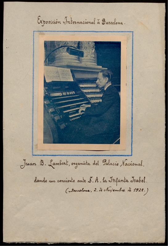 Fotografia de Lambert tocant l’orgue en un concert davant la S.A. Infanta Isabel