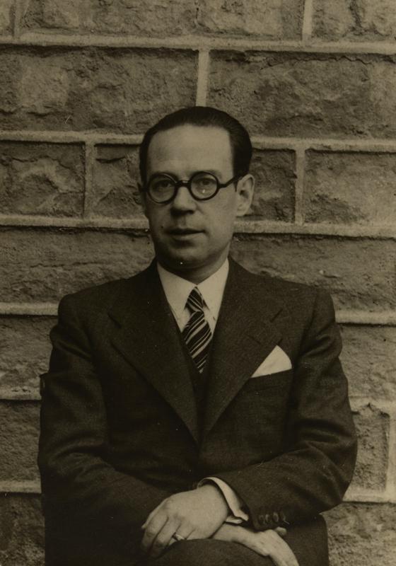 [Primer pla de Lluis Camós al carrer]