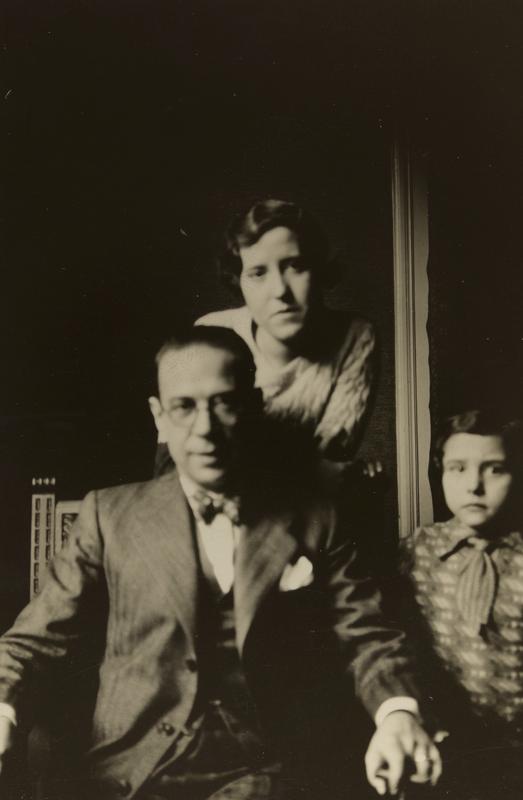 [Lluís Camós al costat d’una nena i al darrera Teresa Camps]