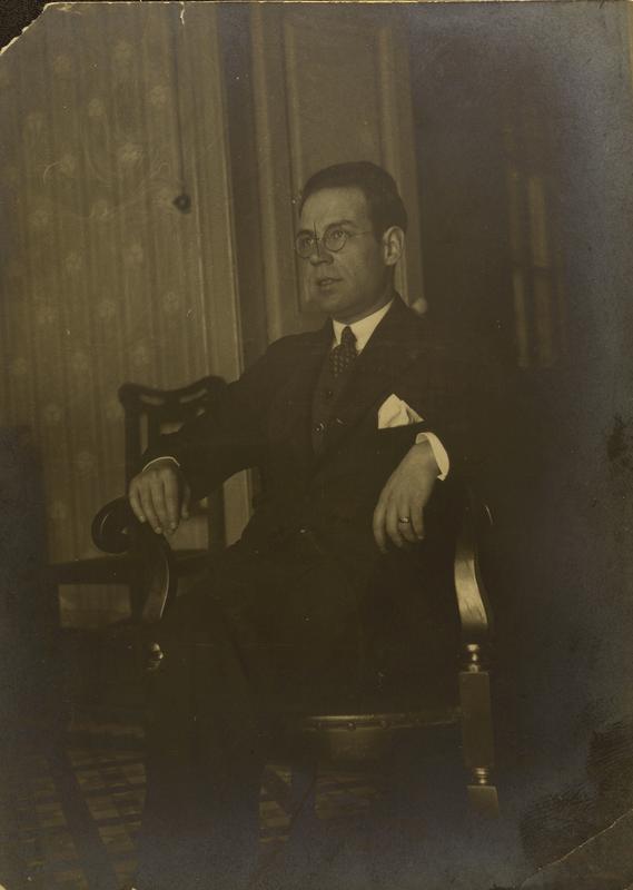 [Lluís Camós assegut en una butaca d’un domicili]