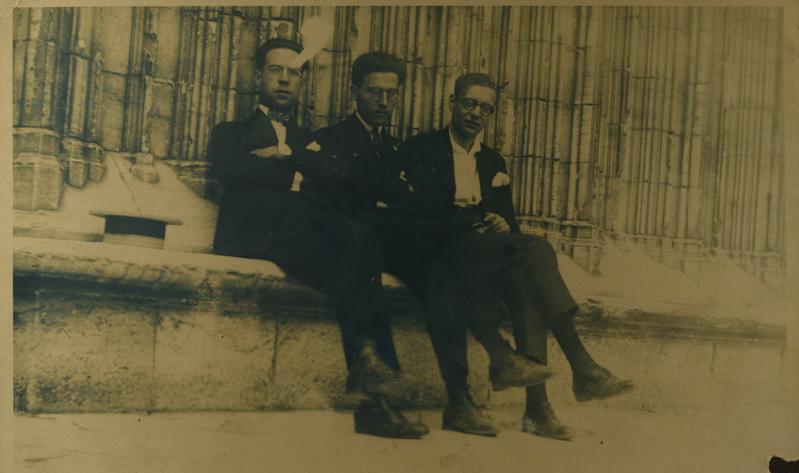 [Lluís Camós assegut amb dos amics ]