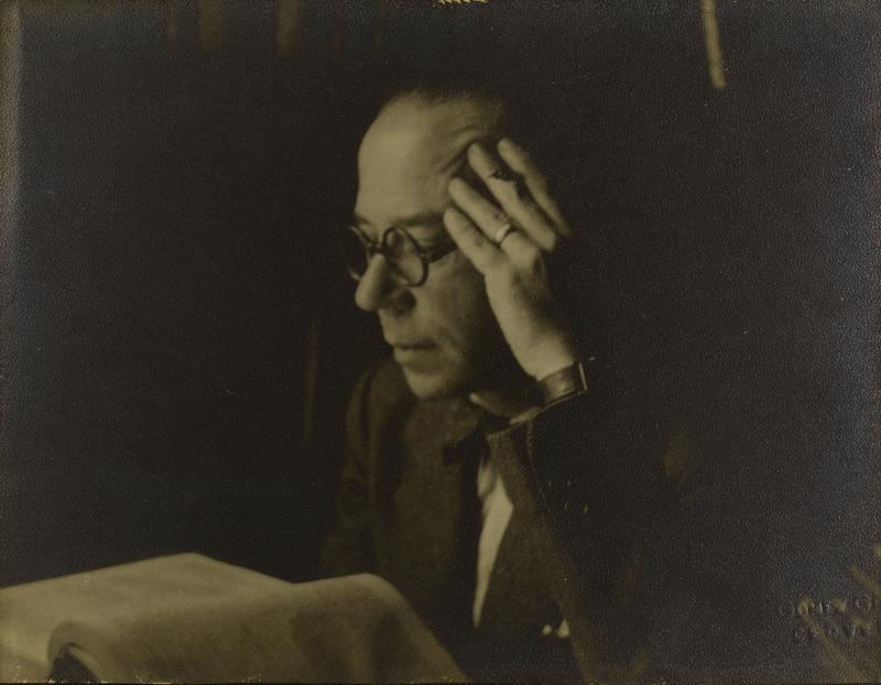 [Primer pla de Lluís Camós assegut i llegint un llibre]