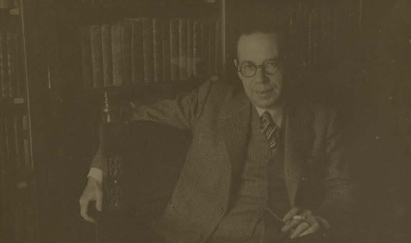 [Primer pla de Lluís Camós assegut   ]