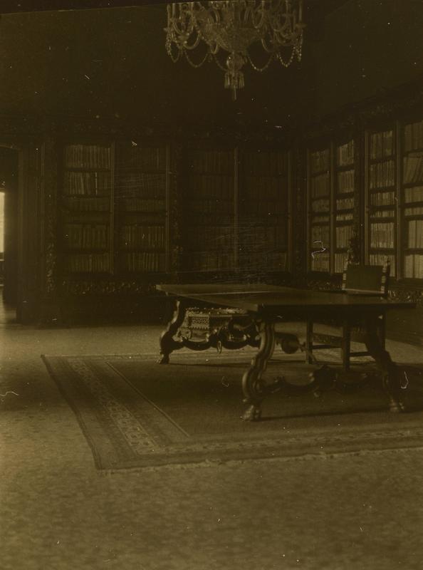 [Interior d’una biblioteca]